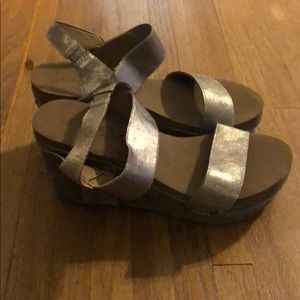 Glittery bronze color